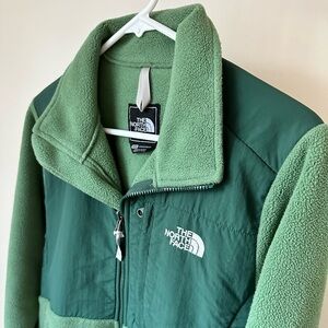 Women’s North Face Denali jacket.